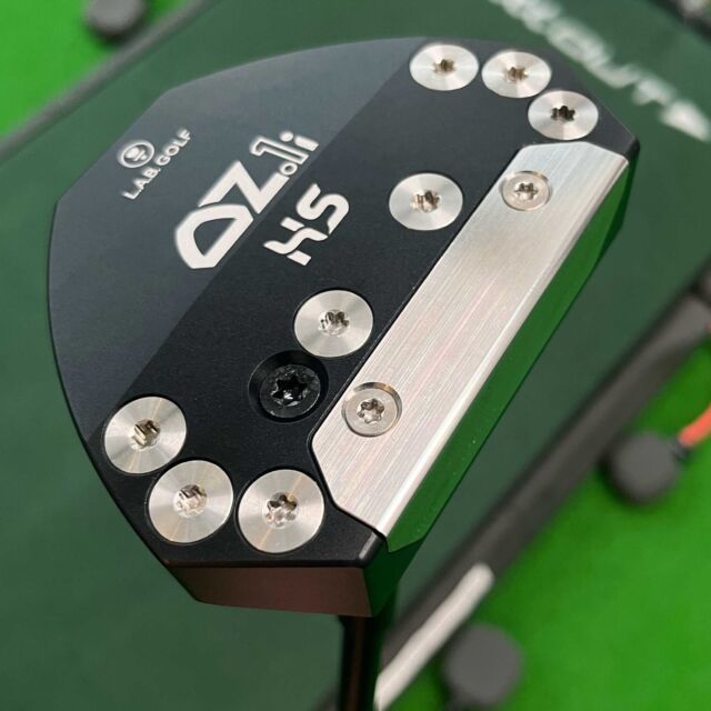 L.A.B. GOLFのOZ1i HSの試打クラブが入荷しました👏
今、話題のゼロトルクパターで初めてのヒールシャフト♪ 
センターシャフトが苦手な方でも、構えやすい新設計になっています。 他のゼロトルクパターと大きく異なるのはライ角を変更できる点！（ライ角バランス）
一度打ってみると驚く安定感を感じ取れると思います✨
是非試打してみてください🙏 

L.A.B. GOLFはリッキー・ファウラーやウィル・ザラトリス、アダム・スコット、フィル・ミケルソン、カミロ・ビジェガスなど、名だたるプロが使っています。
その他OZ1、OZ1i、MEZZ.1、DF3 LONGも試打可能です！

ご来店お待ちしております⛳️